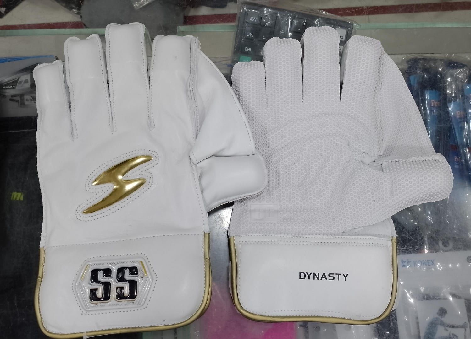 SS  Player Wicke keeping Gloves